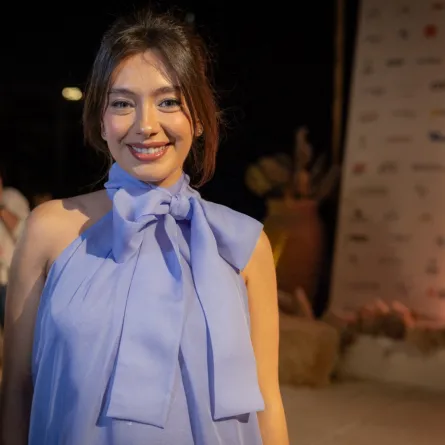 نسليهان أتاغول في النسخة الرابعة من معرض الأبد هو الآن الفني في أهرامات الجيزة-مصر ( Neslihan Atagul at the 4th edition of Forever is Now art exhibition at the Pyramids of Giza, Egypt ). مصدر الصورة: Walaa Ismail / Art d'Egypte / AFP