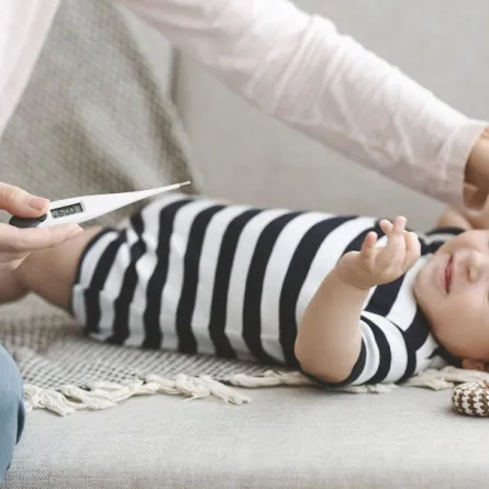 صورة لطفل حرارته مرتفعة