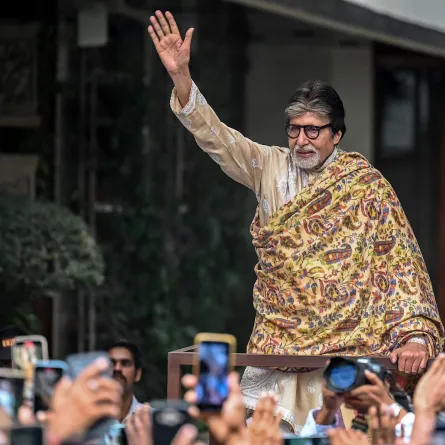 أميتاب باتشان يحتفل بذكرى ميلاده الـ82 في مومباي - Amitabh Bachchan celebrate his 82nd birthday in Mumbai- مصدر الصورة SUJIT JAISWAL / AFP