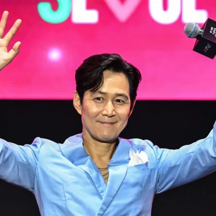 الممثل الكوري الجنوبي لي جونغ جايه خلال فعالية للمعجبين بمسلسل "لعبة الحبار" ( South Korean actor Lee Jung-jae during a fan event for "Squid Game" ). مصدر الصورة:Jung Yeon-je / AFP