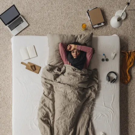 امرأة تستغرق في التفكير