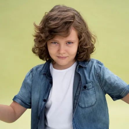 صورة تعبر عن طفل واثق بنفسه