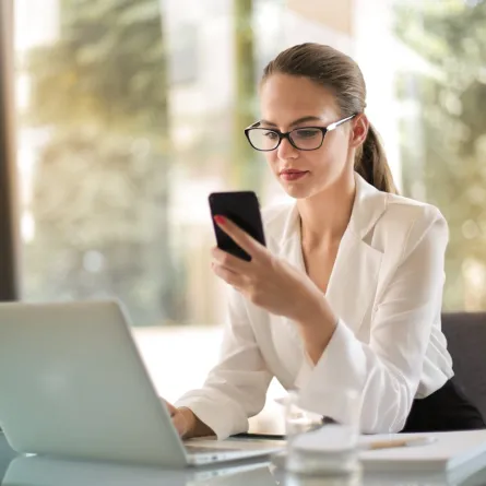 امرأة تنظر إلى شاشة الهاتف -المصدر: pexels-olly