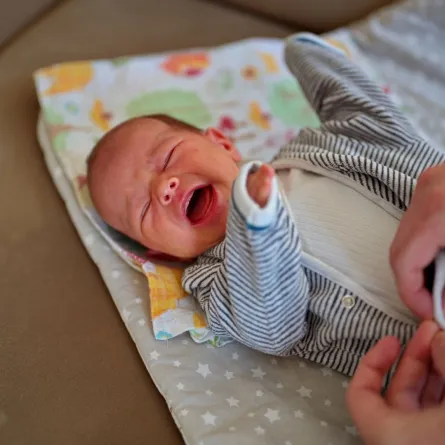 هل من الطبيعي أن يبكي الطفل بدون دموع؟