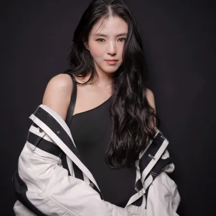 هان سيو هي في أسبوع الموضة في باريس - Han So-hee poses during Paris Fashion Week, in Paris - مصدر الصورة من GEOFFROY VAN DER HASSELT / AFP