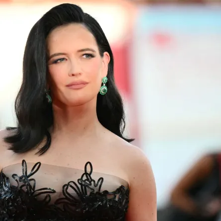 إيفا غرين ترتدي مجوهرات مرصعة بالألماس والزمرد في مهرجان فينيسيا