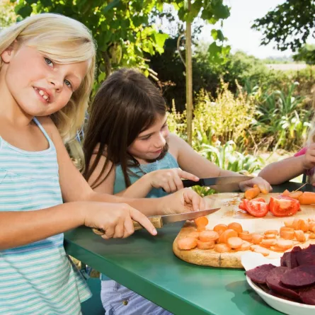 صورة أطفال يتناولون طعاماً صحياً