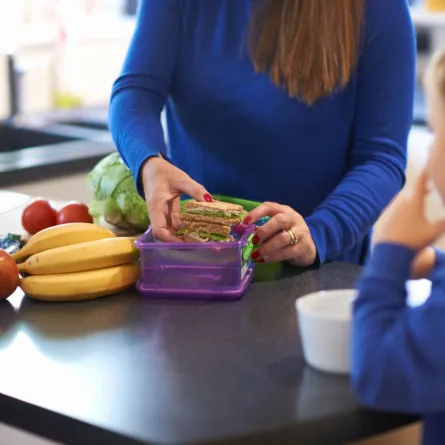 صورة أم تحضر صندوق المدرسة