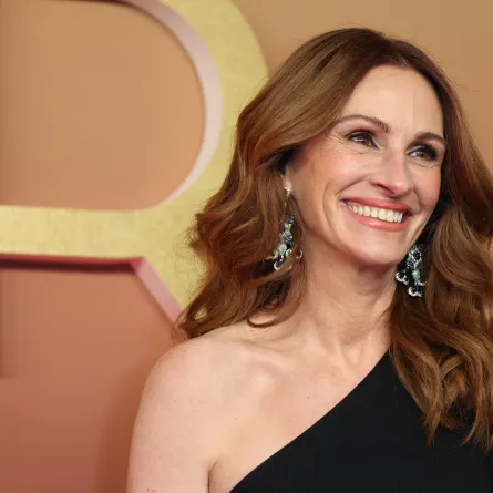 جوليا روبرتس في قاعة أولمبيا في باريس (Julia Roberts at the Olympia venue in Paris). مصدر الصورة: Thomas SAMSON / AFP