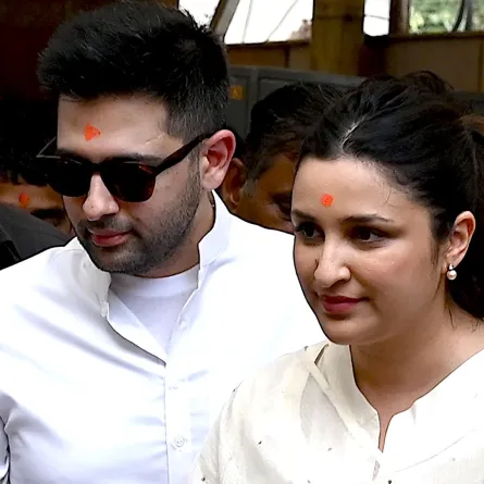 بارينيتي شوبرا مع زوجها راغاف تشادها في مومباي (Parineeti Chopra with her husband Raghav Chadha in Mumbai). مصدر الصورة: SUJIT JAISWAL / AFP