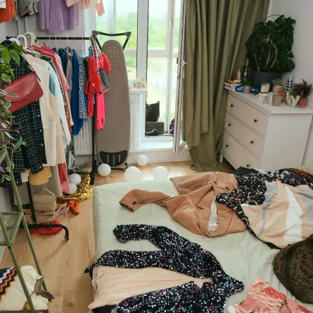 فوضى داخل غرفة النوم 