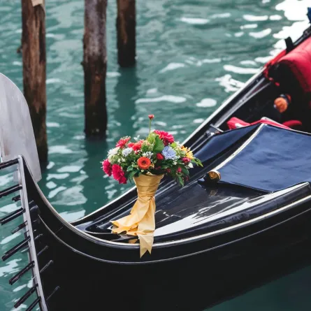 جندول مدينة فينيسيا يشق قنواتها المائية 