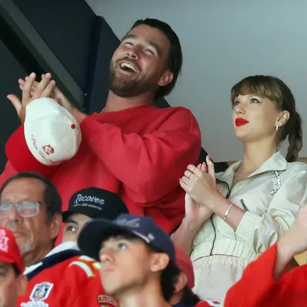 ترافيس كيلسي وتايلور سويفت في قاعة أميرانت بنك أرينا في صن رايز، فلوريدا (Travis Kelce and Taylor Swift at Amerant Bank Arena in Sunrise, Florida). مصدر الصورة: Bruce Bennett/Getty Images/AFP