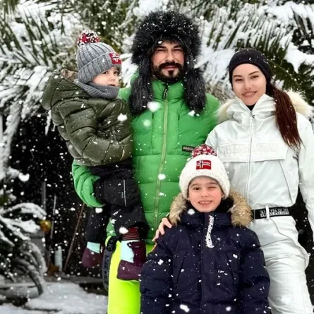 فهرية أفجان وزوجها بوراك أوزجيفيت وولداهما كاران وكيريم- الصورة من حسابها على إنستغرام