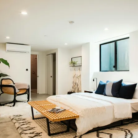 غرفة نوم لافتة بديكوراتها مع سجادة