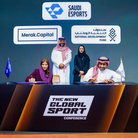  الاتحاد السعودي للرياضات الإلكترونية وميراك كابيتال خلال توقيع الاتفاقية. الصورة من وكالة الأنباء السعودية "واس"