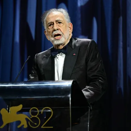 فرانسيس فورد كوبولا خلال حفل افتتاح مهرجان البندقية السينمائي الدولي الثاني والثمانين في فينيسيا ليدو (Francis Ford Coppola during the opening ceremony of the 82nd International Venice Film Festival at Venice). مصدر الصورة:  Lido Tiziana FABI / AFP
