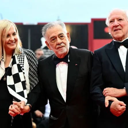 فيرنر هرتزوغ يصل مع فرانسيس فورد كوبولا إلى ليدو فينيسيا (Werner Herzog arrives with Francis Ford Coppola at Venice Lido). مصدر الصورة: Stefano RELLANDINI / AFP