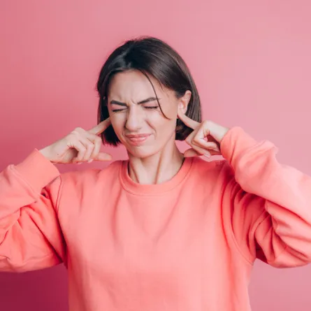 امرأة تعاني من ألم في الاذن -المصدرfreepik