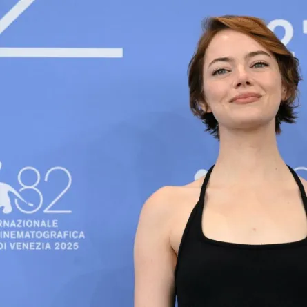 ايما ستون في مهرجان فينيسيا السينمائي 2025 - Emma Stone at the 82nd International Venice Film Festival, at Venice Lido on August 28, 2025. (Photo by Stefano RELLANDINI / AFP)