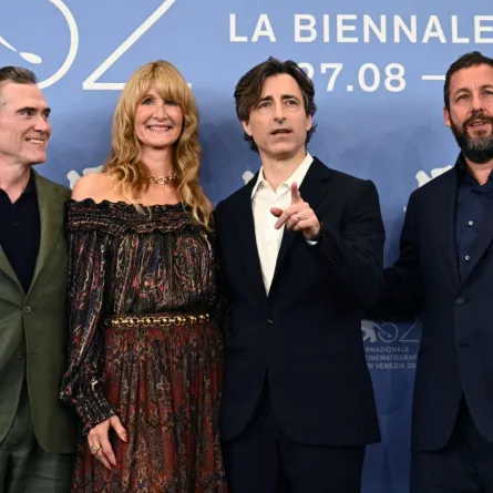 بيلي كرودوب، لورا ديرن، نوح باومباخ وآدم ساندلر في فينيسيا ليدو (Billy Crudup, Laura Dern, Noah Baumbach and Adam Sandler at Venice Lido). مصدر الصورة: Stefano RELLANDINI / AFP