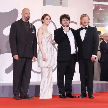يورغوس لانثيموس، إيما ستون، أيدان ديلبيس وجيسي بليمونز خلال مهرجان فينيسيا السينمائي الدولي الثاني والثمانين في فينيسيا، إيطاليا (Yorgos Lanthimos, Emma Stone, Aidan Delbis and Jesse Plemons during the 82nd Venice International Film Festival in Venice, Italy). مصدر الصورة: Daniele Venturelli/WireImage