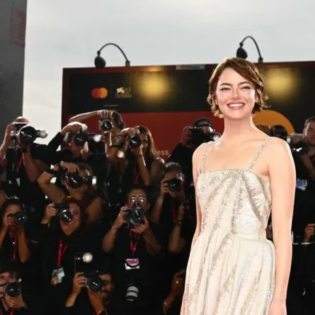 إيما ستون في فينيسيا ليدو (Emma Stone at Venice Lido). مصدر الصورة: Stefano RELLANDINI / AFP