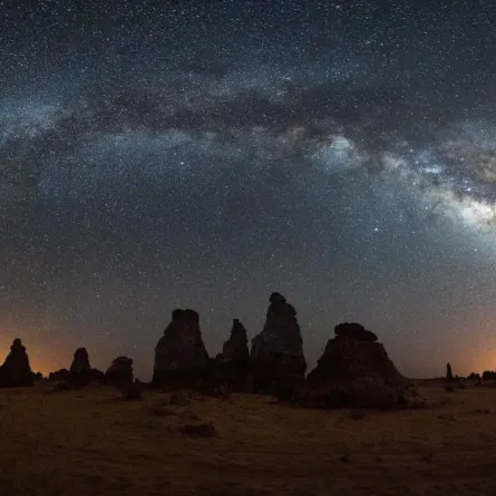 السماء المرصعة بالنجوم فوق تشكيلات صخرية في العلا