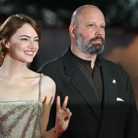 إيما ستون ويورجوس لانثيموس في البندقية ليدو (Emma Stone and Yorgos Lanthimos at Venice Lido). مصدر الصورة: Stefano RELLANDINI / AFP