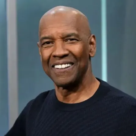 دينزل واشنطن في استوديوهات SiriusXM في مدينة نيويورك (Denzel Washington at SiriusXM Studios in New York City). مصدر الصورة: Noam Galai/Getty Images for SiriusXM/AFP