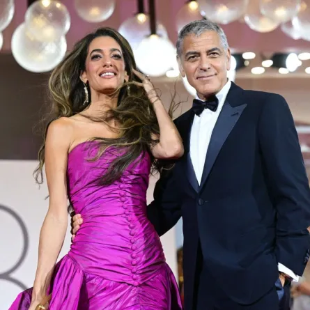 جورج كلوني وزوجته أمل كلوني في مهرجان فينيسيا السينمائي الدولي الثاني والثمانين (George Clooney and his wife Amal Clooney at the 82nd International Venice Film Festival). مصدر الصورة: Tiziana FABI / AFP