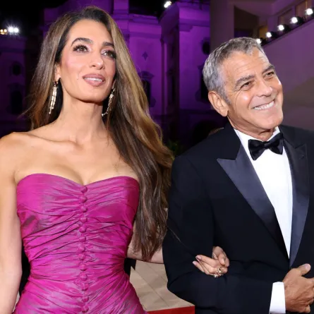 أمل كلوني وجورج كلوني خلال مهرجان فينيسيا السينمائي الدولي الثاني والثمانين في قصر السينما (Amal Clooney and George Clooney during the 82nd Venice International Film Festival at Palazzo del Cinema). مصدر الصورة:  Pascal Le Segretain/Getty Images for Lexus