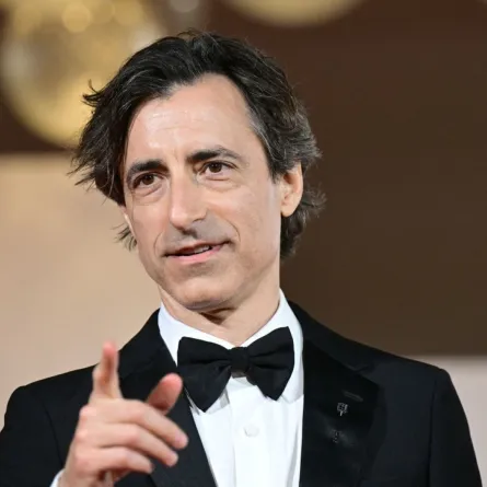 نواه باومباخ في مهرجان فينيسيا السينمائي الدولي الثاني والثمانين (Noah Baumbach at the 82nd International Venice Film Festival). مصدر الصورة: Tiziana FABI / AFP