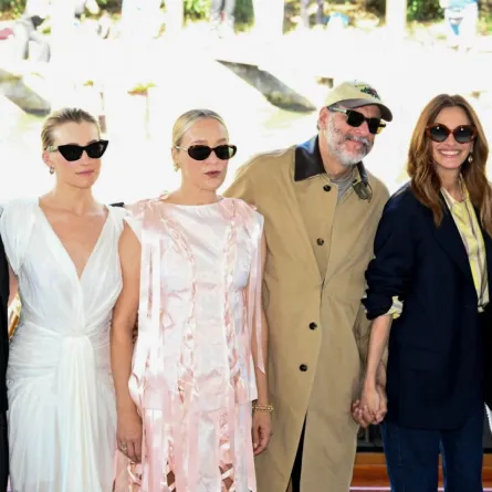 مايكل ستولبارغ، نورا جاريت، كلوي سيفيني، لوكا غوادانيينو، جوليا روبرتس وأيو إيديبيري في مهرجان البندقية السينمائي الدولي الثاني والثمانين في ليدو فينيسيا (Michael Stuhlbarg, Nora Garrett, Chloe Sevigny, Luca Guadagnino, Julia Roberts and Ayo Edebiri at the 82nd Venice International Film Festival at Venice Lido). مصدر الصورة: Stefano RELLANDINI / AFP