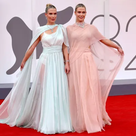 ليدي إليزا سبنسر وليدي أميليا سبنسر خلال مهرجان فينيسيا السينمائي الدولي الثاني والثمانين (Lady Eliza Spencer and Lady Amelia Spencer during the 82nd Venice International Film Festival). مصدر الصورة: Elisabetta A. Villa/Getty Images