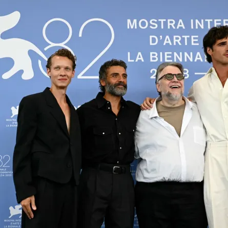 غييرمو ديل تورو من مهرجان فينيسيا السينمائي 2025 مع نجوم الفيلم– مصدر الصور STEFANO RELLANDINI / AFP