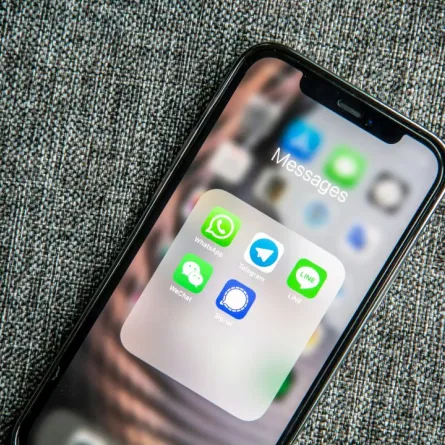 أيقونة تطبيق واتساب مع عدد من تطبيقات المراسلة