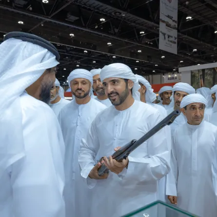 الشيخ حمدان بن محمد بن راشد آل مكتوم، ولي عهد دبي نائب رئيس مجلس الوزراء وزير الدفاع رئيس المجلس التنفيذي لإمارة دبي،خلال زيارته لمعرض أبوظبي للصيد والفروسية. الصورة من مكتب دبي الإعلامي