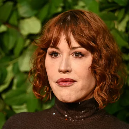 الممثلة الأمريكية مولي رينغوالد تحضر حفل توزيع جوائز غوثامز السينمائية السنوي الرابع والثلاثين (‏US actress Molly ‎Ringwald attends The Gothams 34th Annual Film Awards‏)- مصدر الصورة: ‏Photo by ANGELA ‎WEISS / AFP