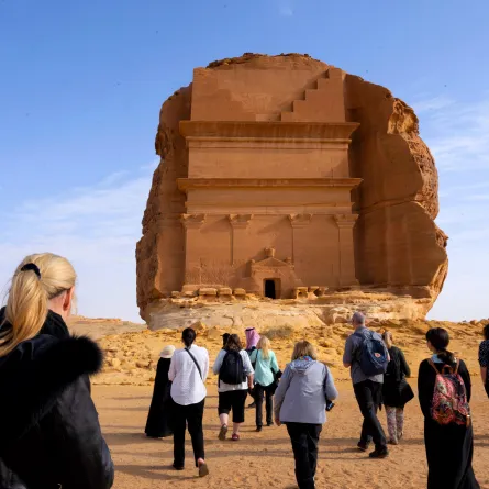 الزوار أمام مدائن صالح في العلا - الصورة من منصة الصور السعودية