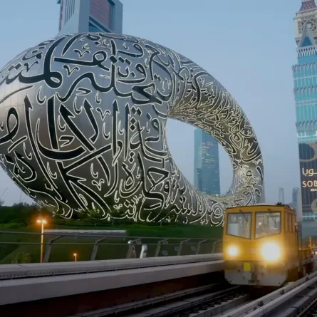السكك الحديدية في دبي من أمام متحف المستقبل - الصورة من وكالة الأنباء الإماراتية "وام"