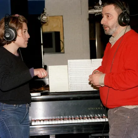 صورة بدون تاريخ تظهر الملحن اللبناني زياد الرحباني وهو يضحك مع المغنية سلمى المصفي أثناء تسجيل أحدث ألبوماتها "مونودوز" في استوديو زياد في بيروت. Undated photo shows Lebanese composer Ziad al-Rahbani sharing a laugh with singer Salma Musfi during the recording of her latest CD "Monodose" at Ziad's studio in Beirut. مصدر الصورة: (Photo by MICHEL BERZGHAL / AFP)