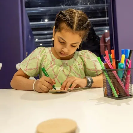 الأطفال يستمتعون بتجارب متنوعة في مسرح الطفل بمعرض المدينة المنورة للكتاب - الصورة من وكالة الأنباء السعودية "واس"