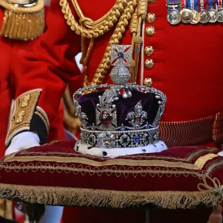 التاج الإمبراطوري يُحمل عبر الردهة النورماندية قبيل افتتاح البرلمان الملكي في مجلس البرلمان في 17 يوليو 2024 في لندن 