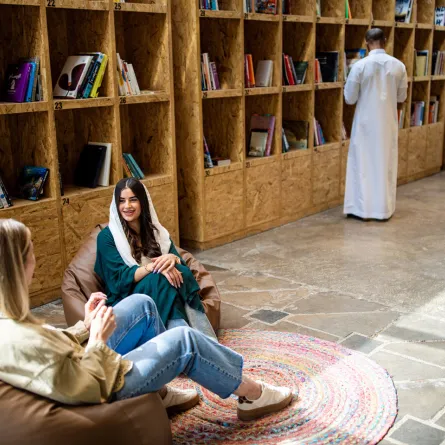 سيدات في مكتبة عربية (مصدر الصورة: Getty Images)