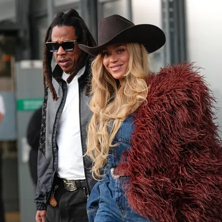 الثنائي بيونسيه Beyonce وجاي زي Jay Z خلال عرض لويس فويتون لصيف 2026- (مصدر الصورة Edward Berthelot/Getty Images)