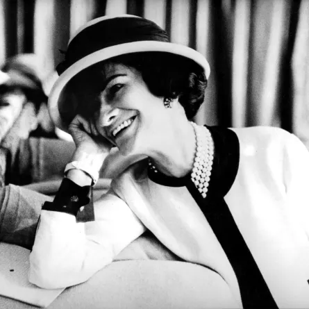 المصممة كوكو شانيلCoco Chanel  في بداية الخمسينيات- (مصدر الصورة ( Apic/Getty Images