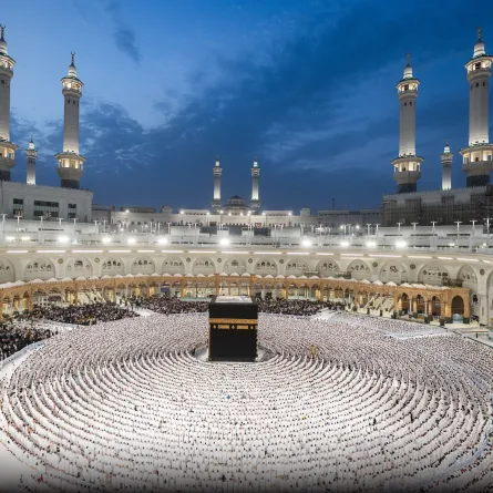 ضيوف الرحمن والزوار من داخل الحرم المكي في مشهد مهيب - الصورة من حساب الهيئة العامة للعناية بشؤون الحرمين على إكس