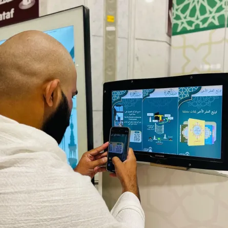 أحد الزوار يستعين بالشاشات الذكية لترجمة استفساره عن المناسك - الصورة من حساب الشؤون الدينية على منصة إكس