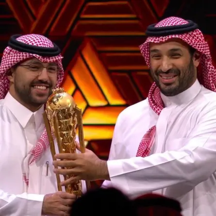 الأمير محمد بن سلمان ولي العهد السعودي، رئيس مجلس الوزراء يكرم فريق فالكونز السعودي- الصورة من حساب فريق فالكونز على منصة إكس